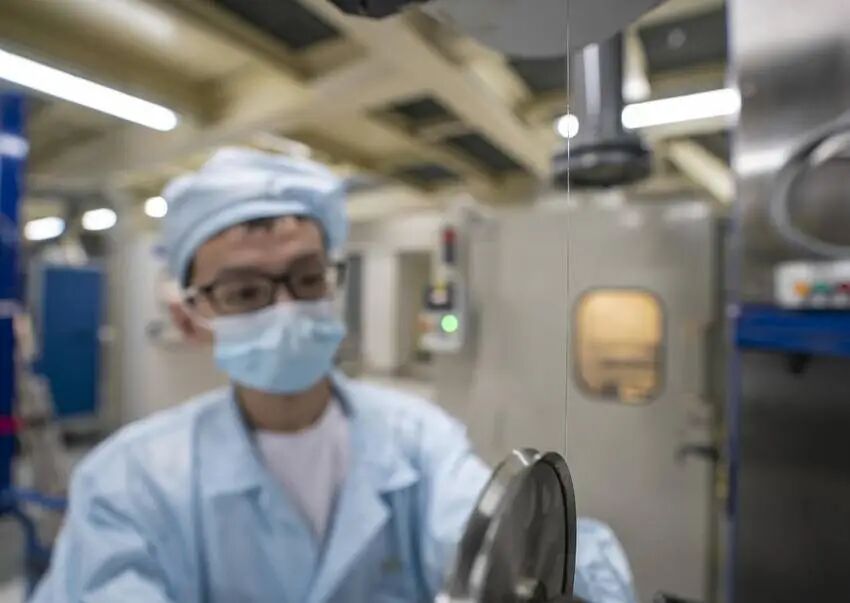 长飞光纤生产现场。