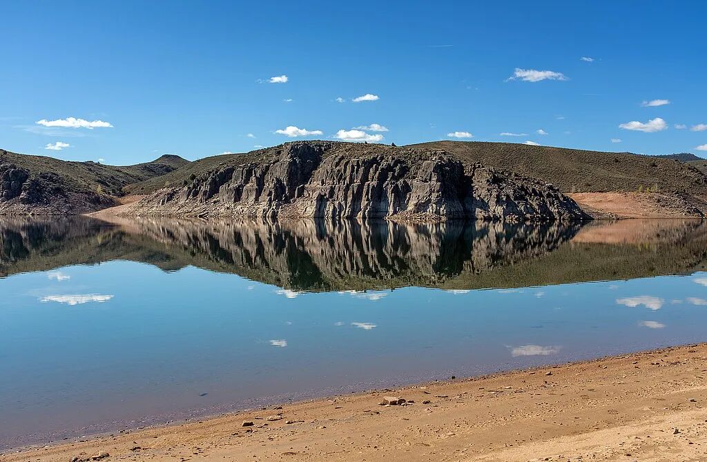 当地时间2026年5月12日，美国科罗拉多州甘尼森，蓝 Mesa 水库水位持续下降，目前比满水位低62英尺以上。视觉中国 图