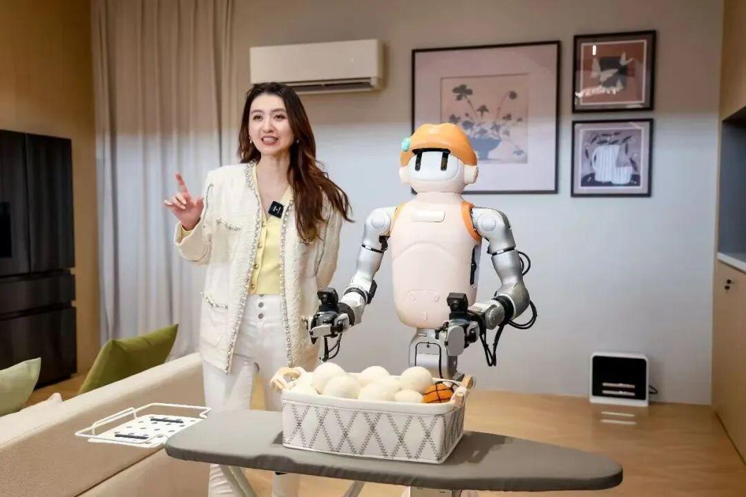 　　▲海信家庭服务机器人，图源：中国电子报