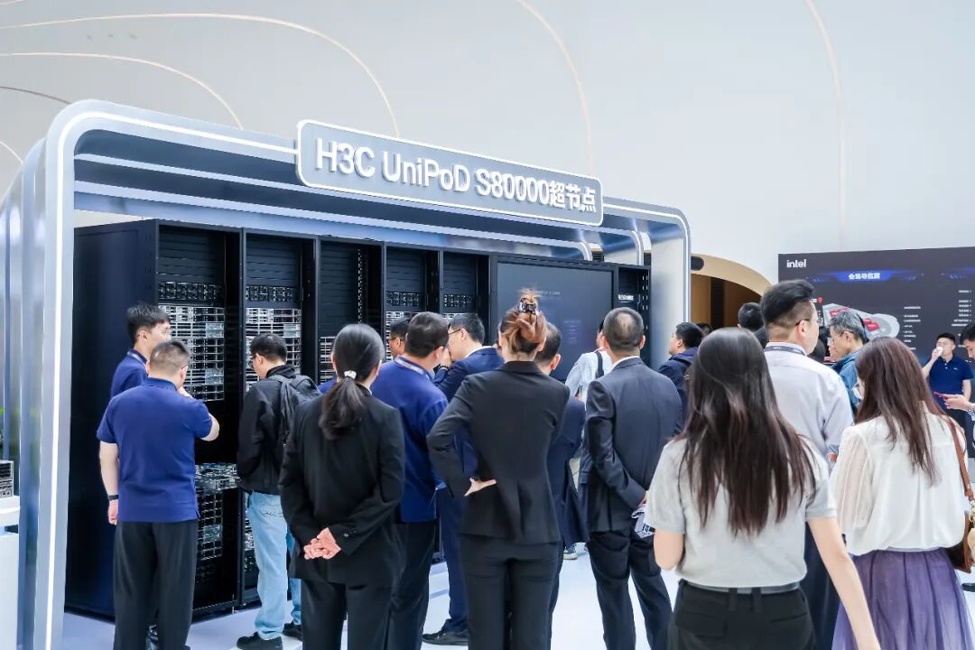 新华三在NAVIGATE 2026领航者峰会现场展示UniPoD S80000超节点产品