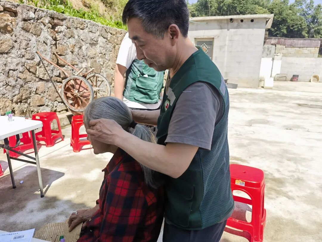 基层医生上门为老年人提供中医推拿服务。