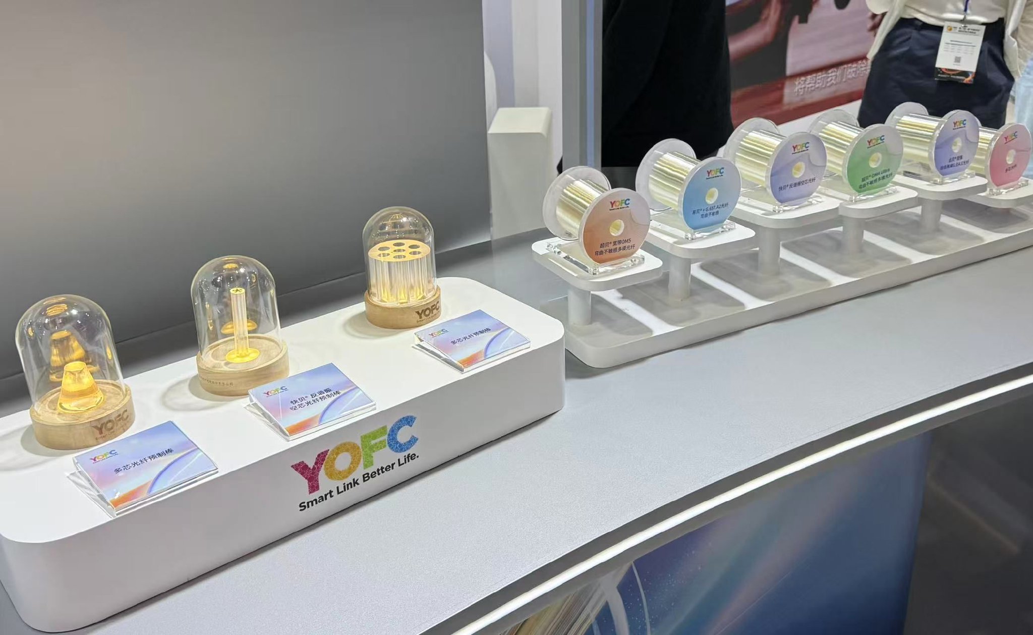 （长飞光纤展出的多款光纤预制棒、光纤 财联社记者摄）