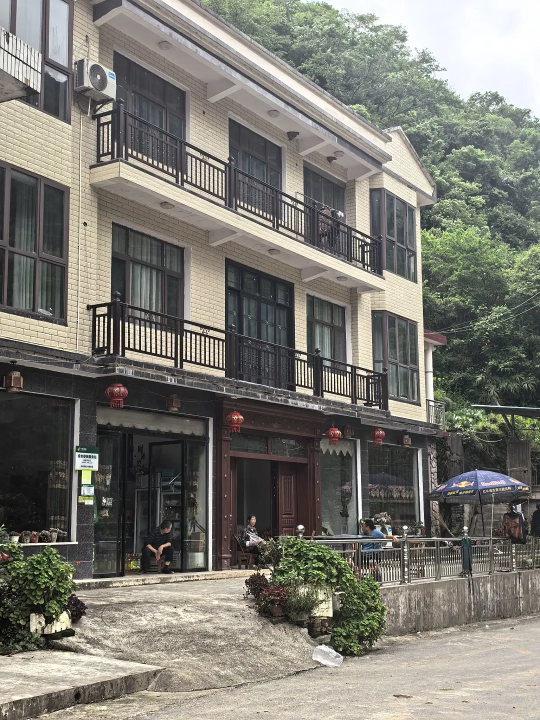 △村民江卯秀家的房子在旅游旺季是民宿，现在成为集中安置点和集中就餐点