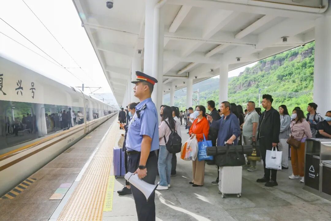一言不合跳站台?官方提醒:别拿生命开玩笑|站台_新浪财经_新浪网