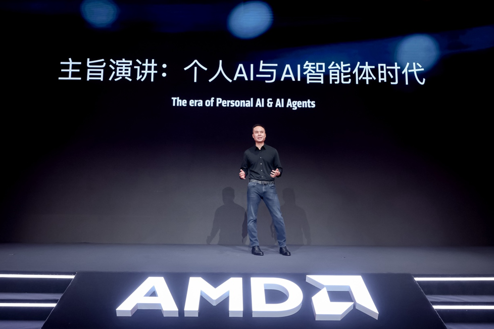 AMD高级副总裁、计算与图形总经理 Jack Huynh做主旨演讲