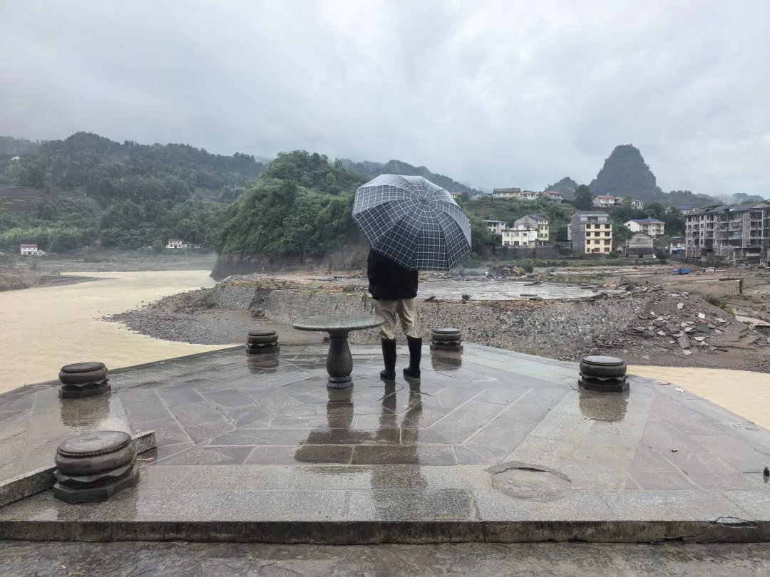 △壶瓶山镇上，渫水那头的广场曾是人们放松休闲的去处，这头的凉亭也被冲走