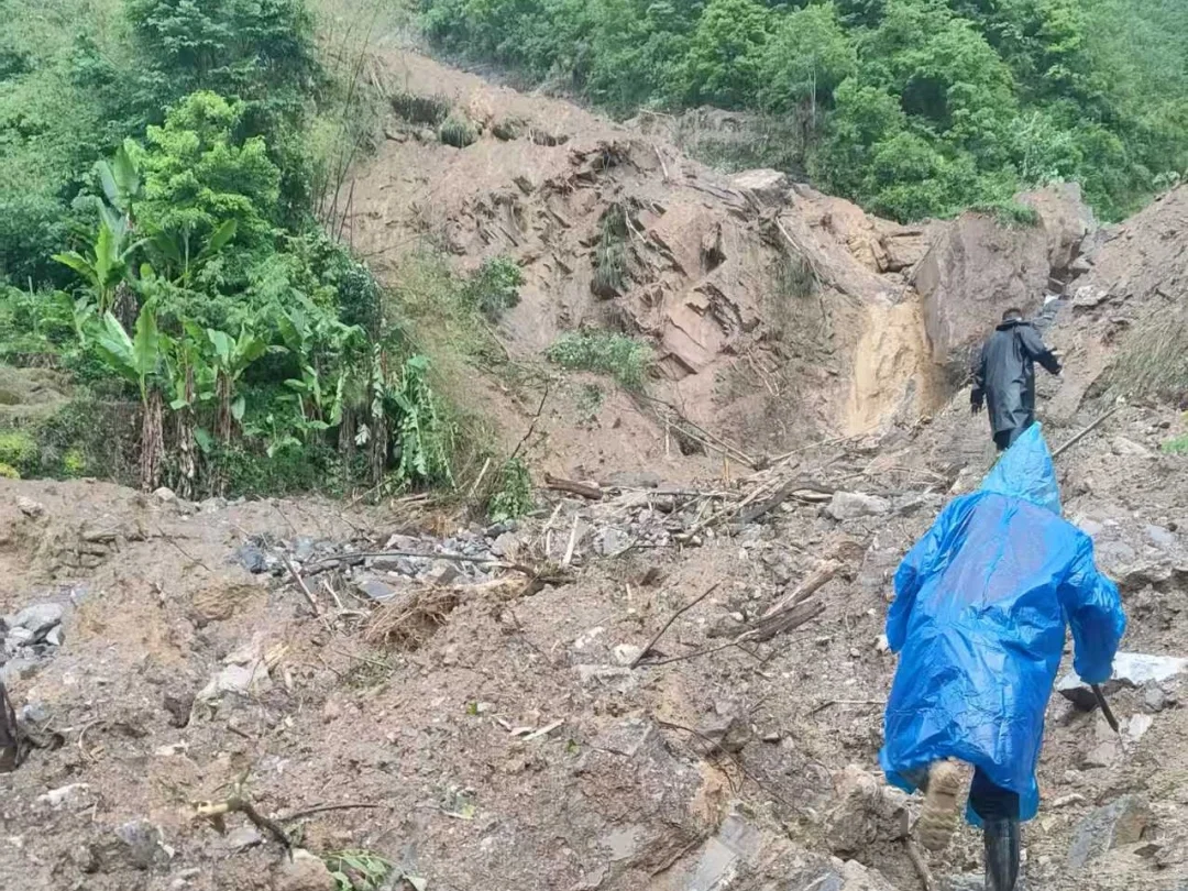 △5月18日一早，当地干部就赶往杨家坪村，硬生生开辟出一条便道