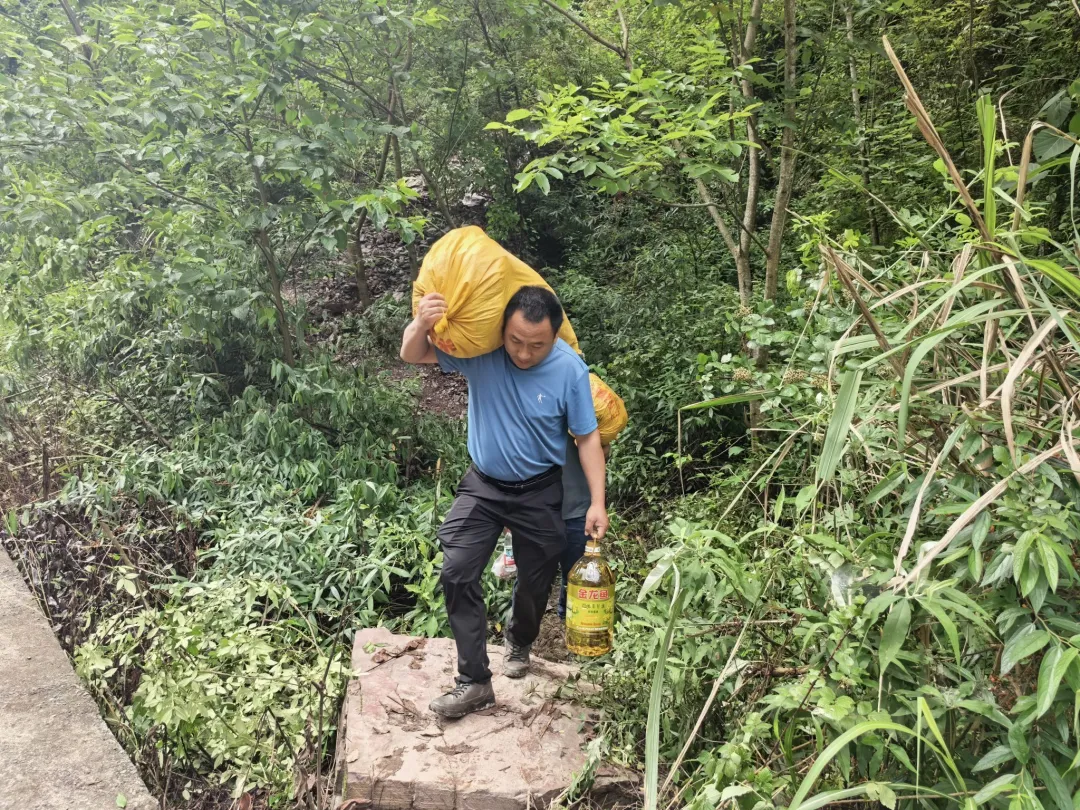 △村民依靠便道运输物资