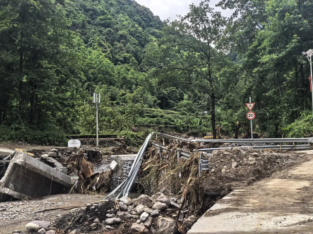 △杨家坪村原本风景秀丽，现在小桥受损，河流改道。