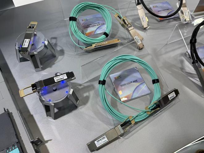 （长飞光纤展出1.6T光模块 财联社记者摄）