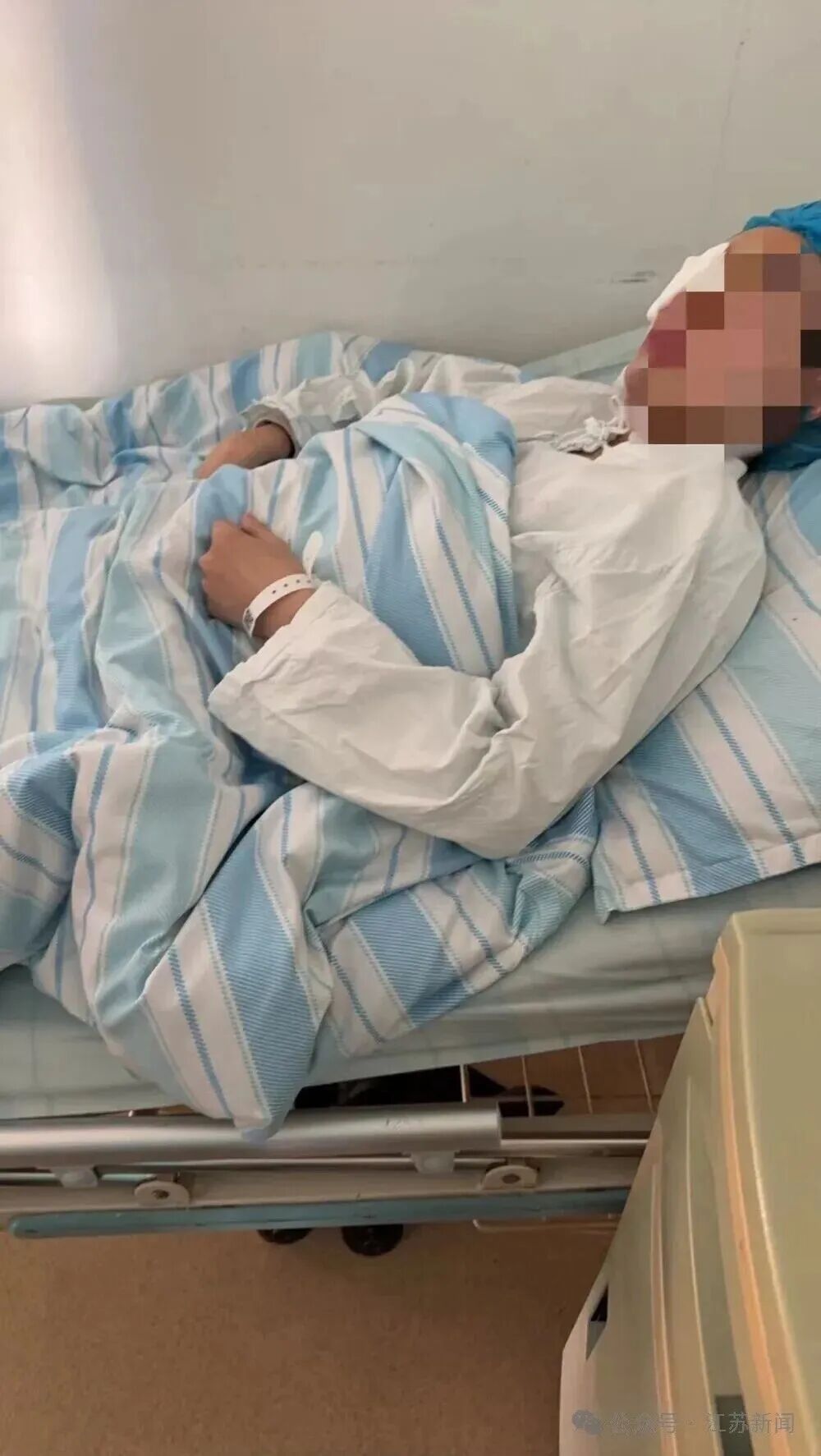 “被学生戳伤眼球”女教师最新发声：希望对涉事女生给予处分并启动矫治学校程序