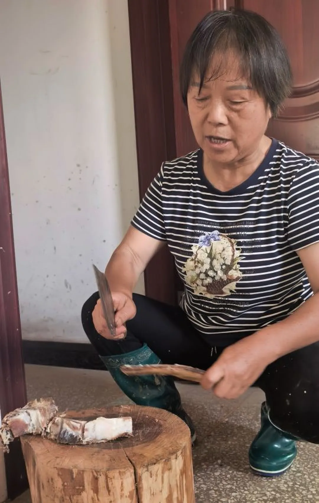 △熊春芳拿出自家腊排骨给受灾村民做菜