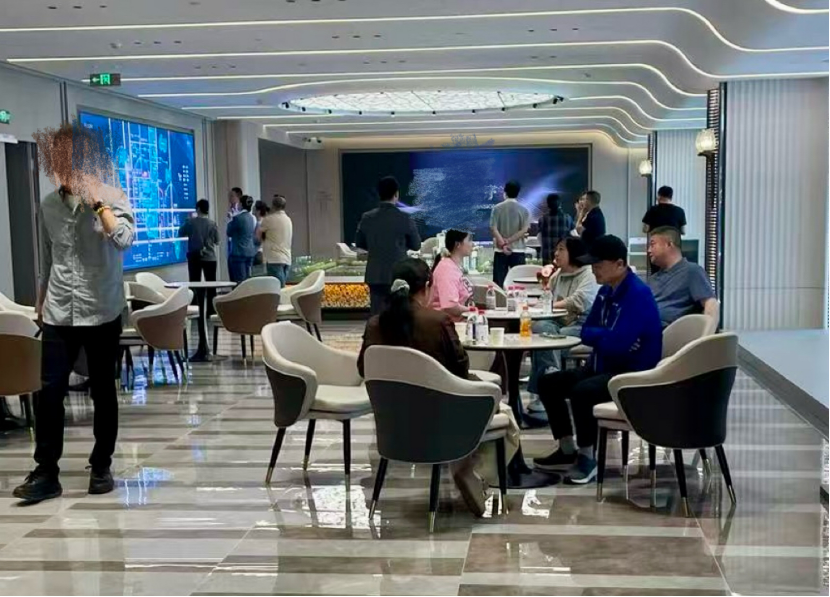（北京昌平区某新开盘项目售楼处内工作日仍有不少看房客户  张达/摄）