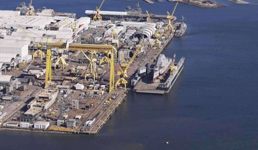 ▲美国海军“朱姆沃尔特”号（USS Zumwalt）驱逐舰在密西西比州帕斯卡古拉的亨廷顿英格拉斯造船厂（图源/美联社）