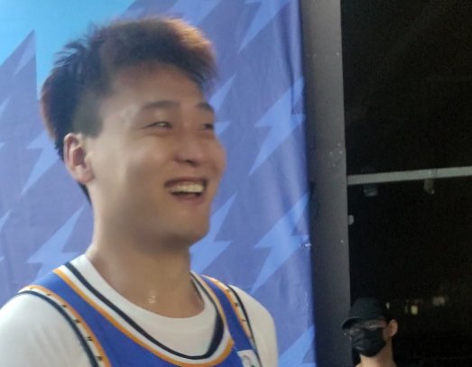 球迷在球员通道大喊：赵睿滚蛋！赵睿再露微笑回应