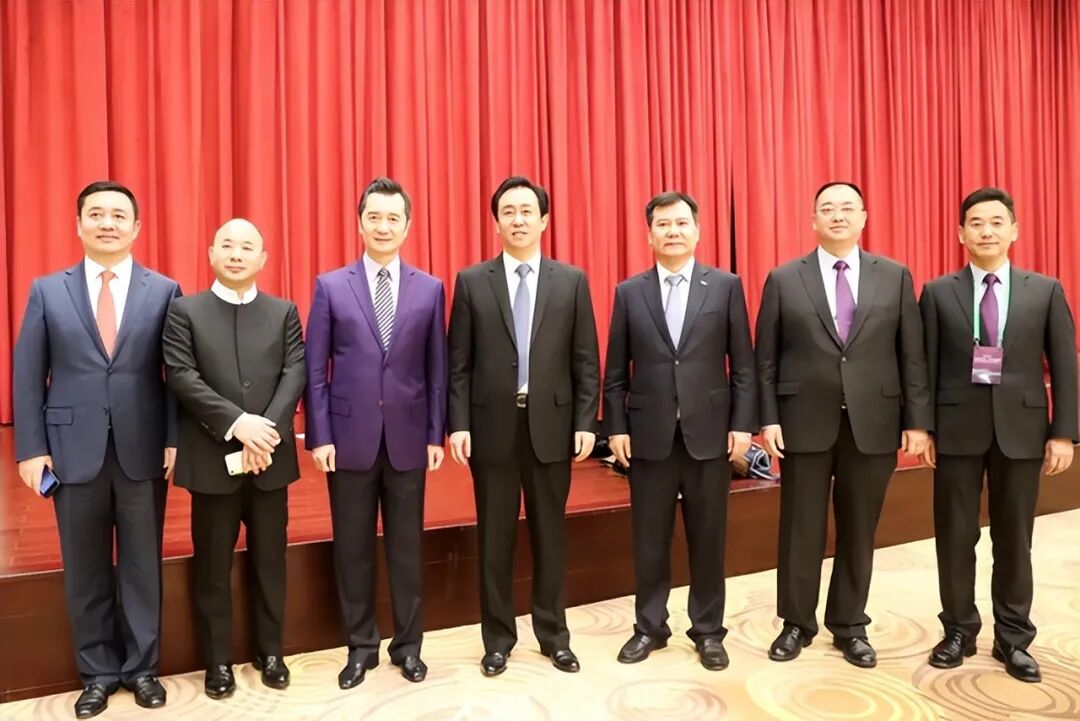 恒大2018年度战略合作伙伴高层峰会上的合影，左二至左五分别是王文银、孙亮、许家印、张近东 来源：新浪财经