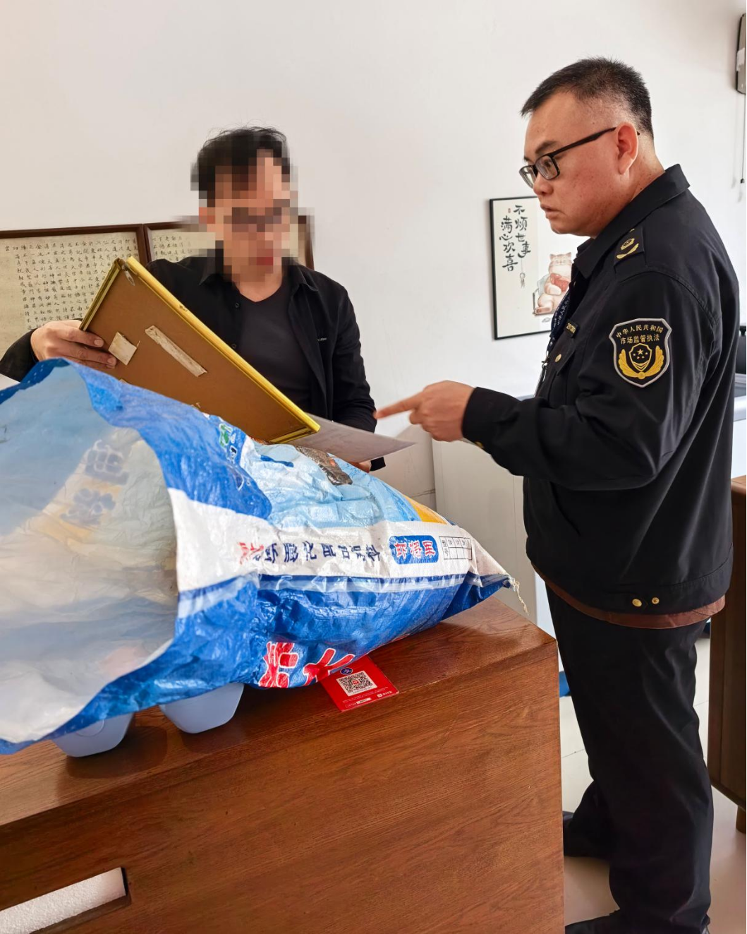 图为来宾市兴宾区市场监管局执法人员对当事人经营场所进行核查。
