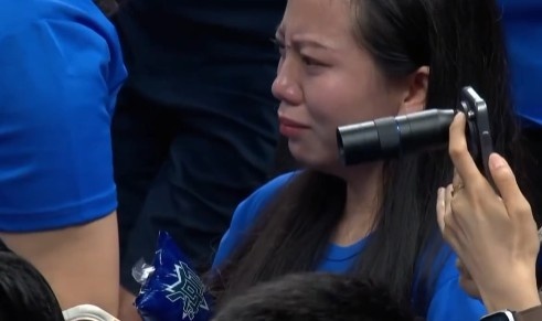 媒体人：北京球迷们可敬可叹&战至最后一刻 球员真该看下这些面孔