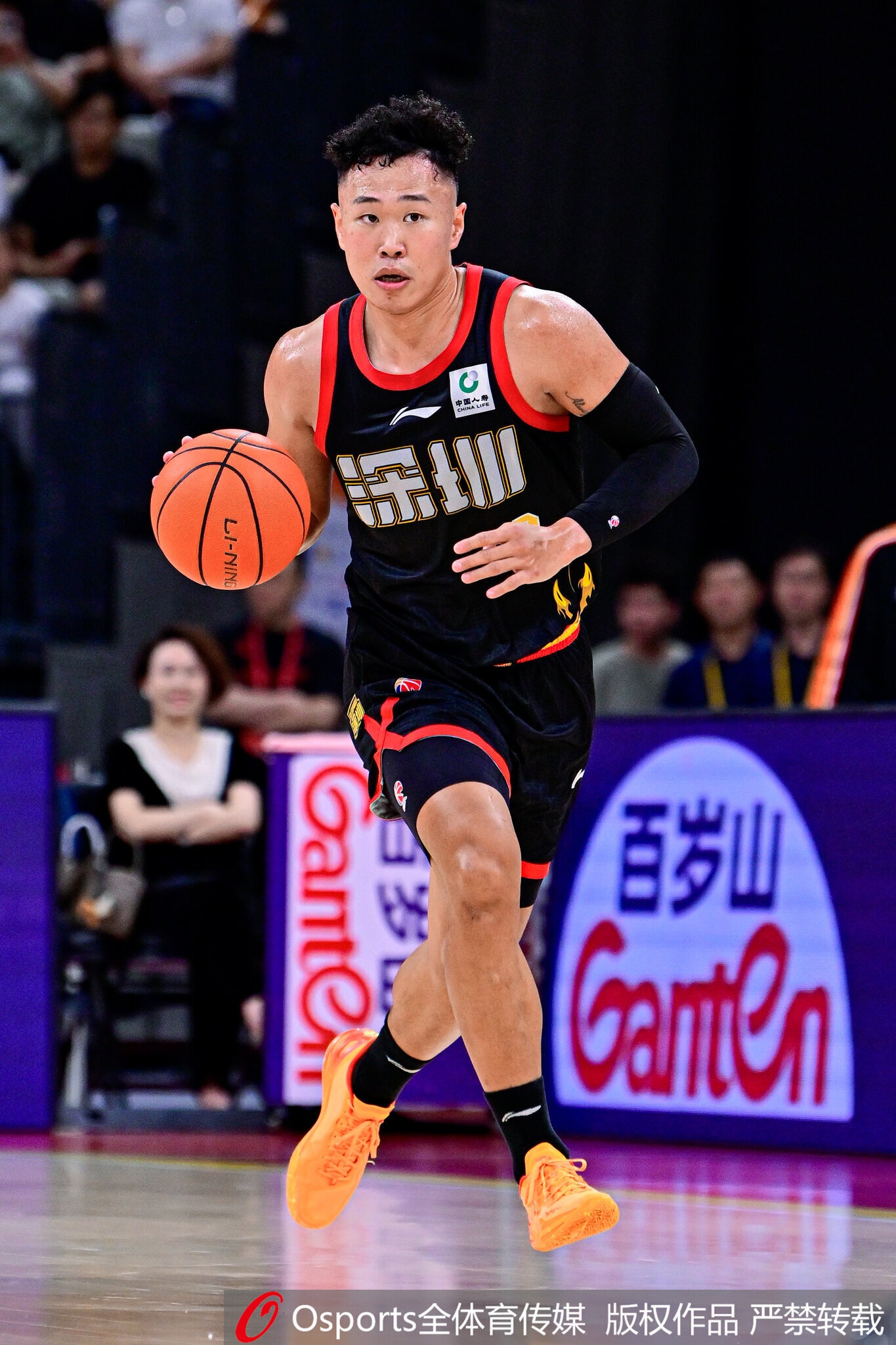 没能站出来！贺希宁14中5仅拿12分2板3助1断 4次犯规