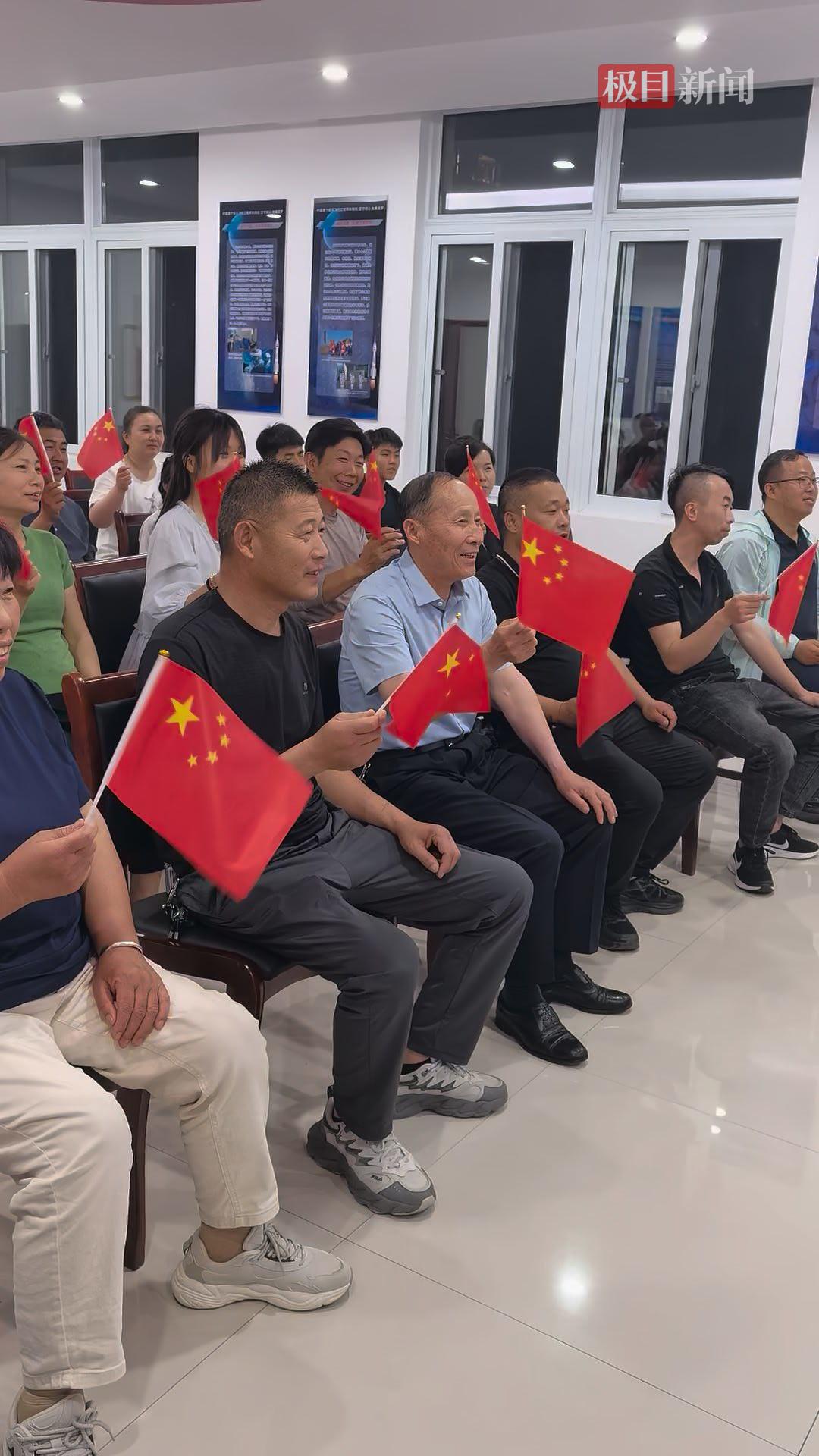 家乡亲友齐聚观看朱杨柱二度飞天，父亲：非常骄傲，相信儿子圆满完成任务