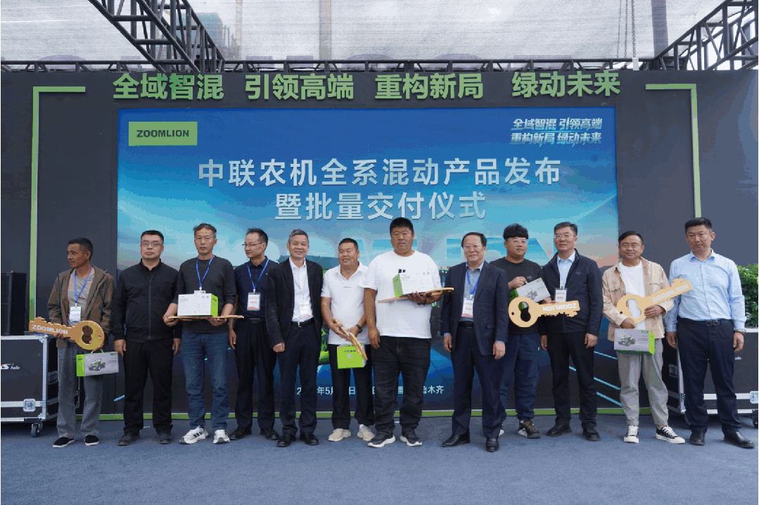 ▲多名用户集中订购中联重科混动拖拉机