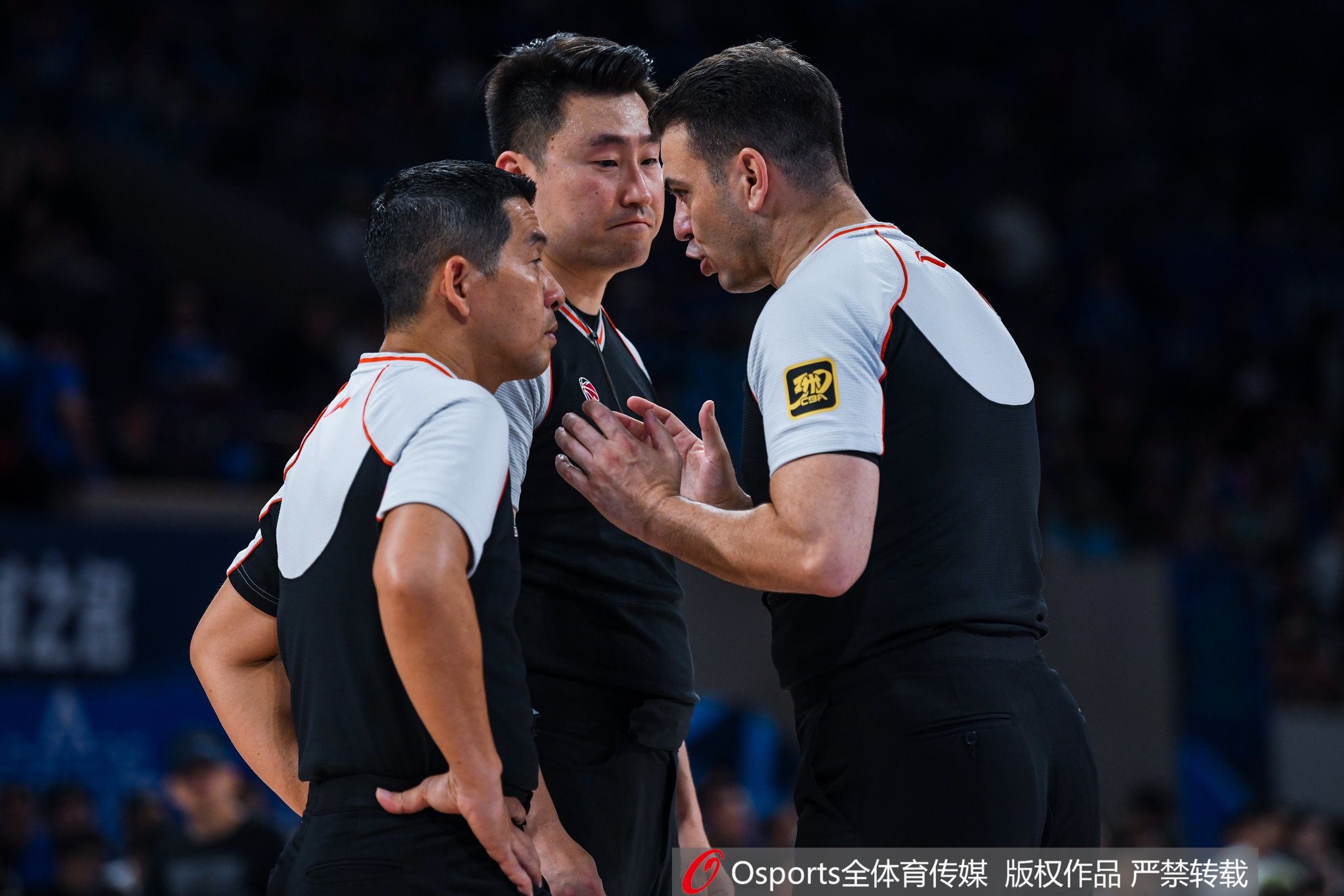 直播吧：总决赛G1全部是外籍裁判 G2开始将配备一名中方裁判