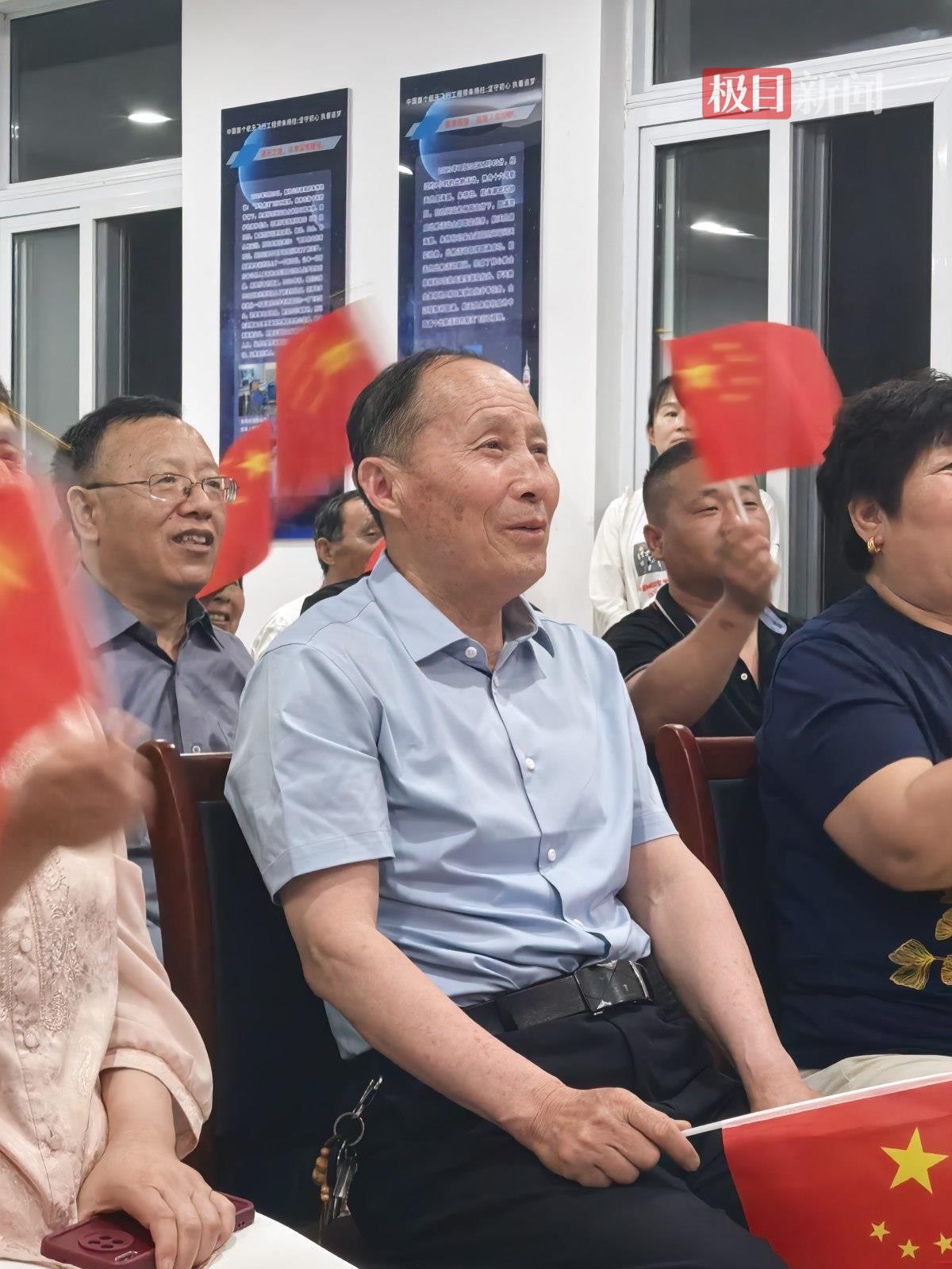 神舟二十三号飞船发射圆满成功，朱杨柱父亲观看直播握紧双拳，现场掌声不断