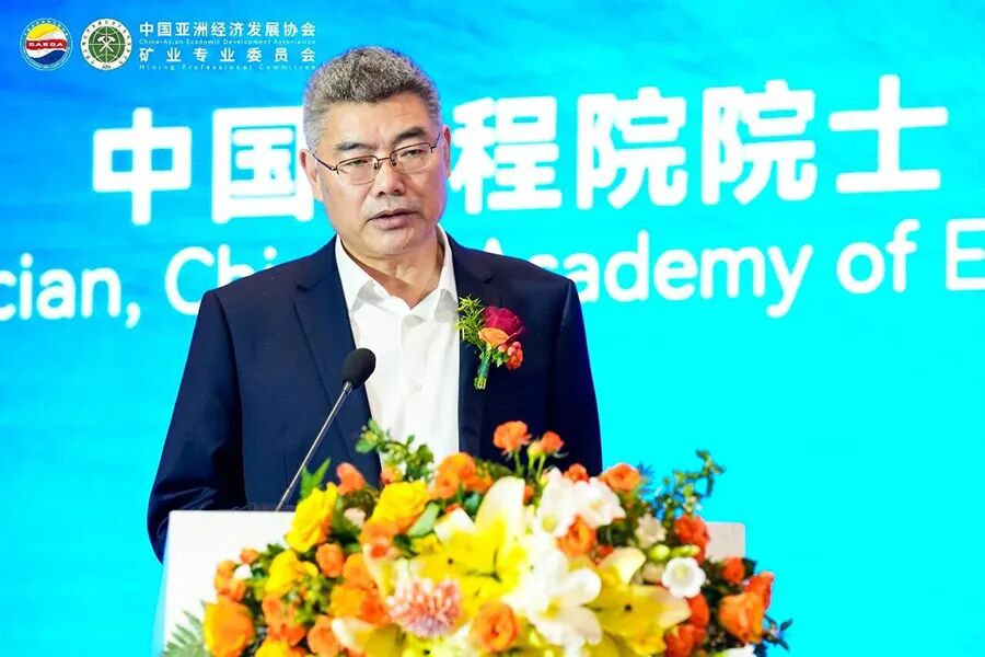 中国工程院院士唐菊兴发表主题演讲