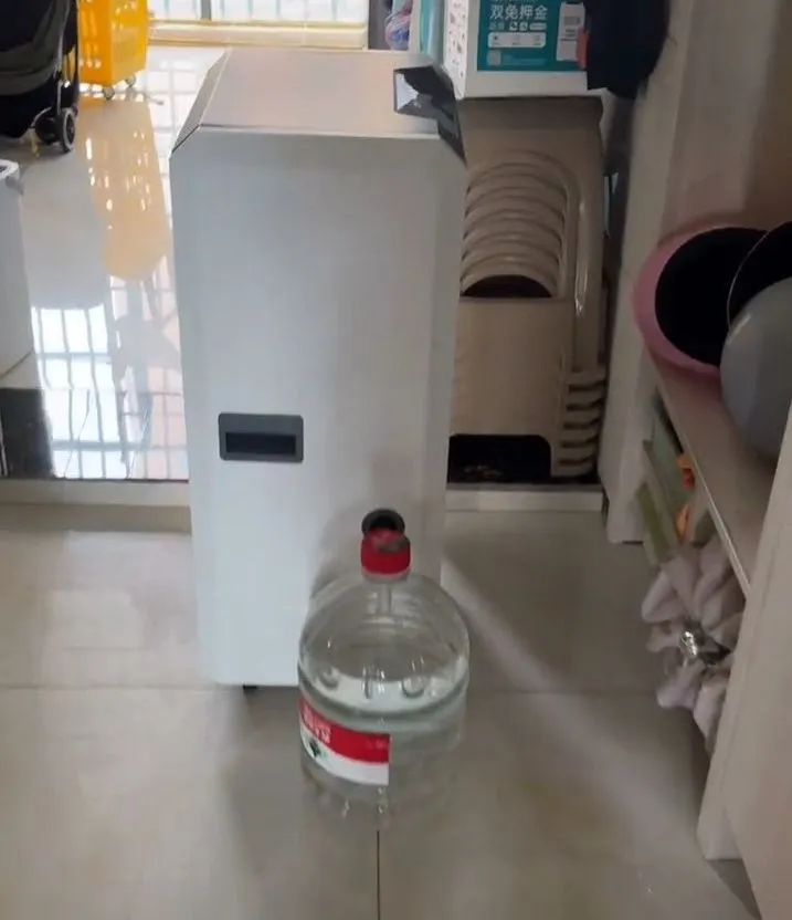 使用除湿机抽出的水（受访者提供的视频截图） 