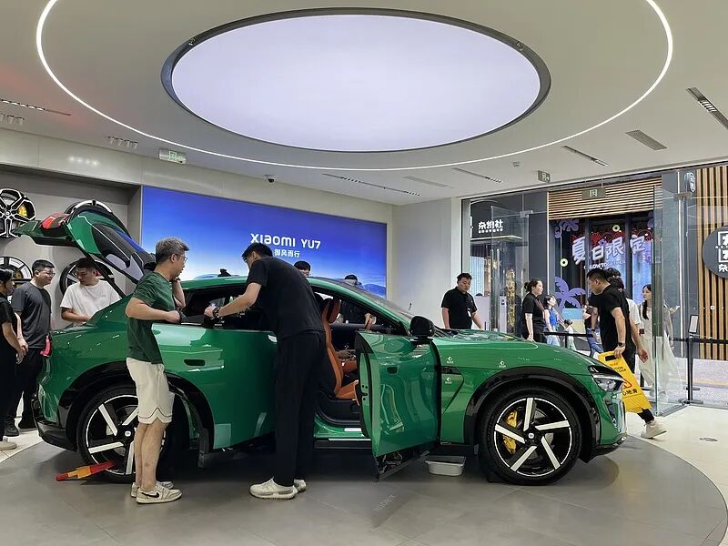 2025年6月28日，北京，小米新款电动SUV YU7上市，吸引大量顾客前往小米门店看车订购。图片来源：视觉中国