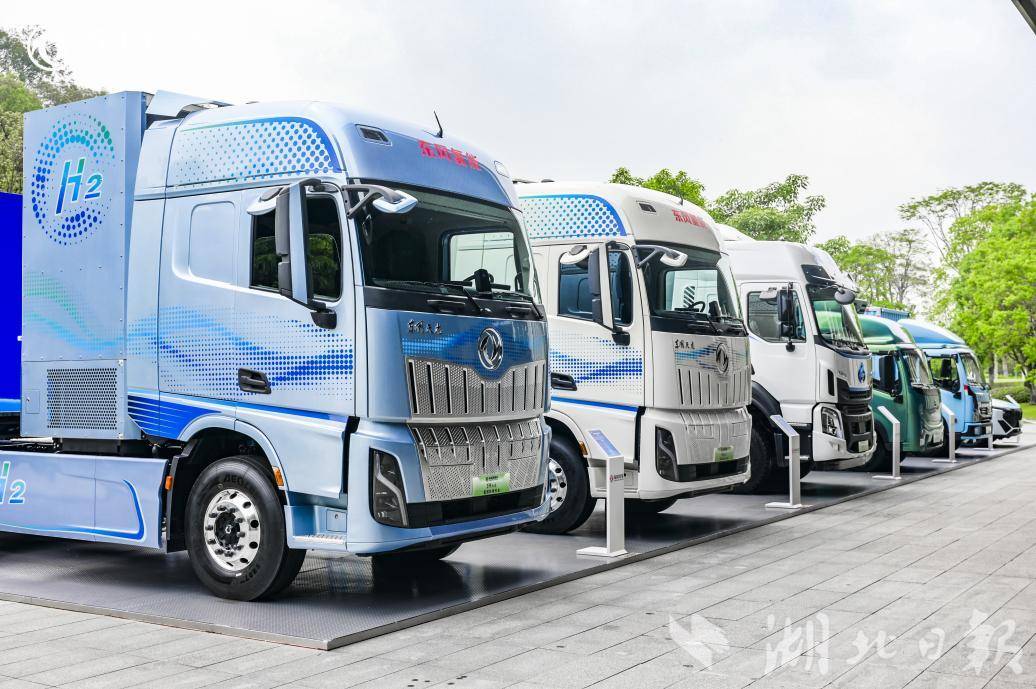 搭载东风T1新能源平台的氢能重卡示范运营车辆。