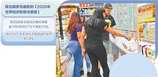 图为5月8日，顾客在美国纽约一家商店查看价签。新华社记者 张凤国摄