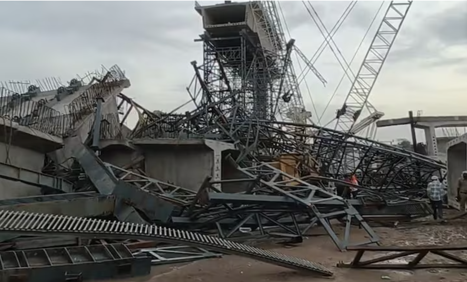 印度一在建桥梁坍塌 致6人死亡多人被困