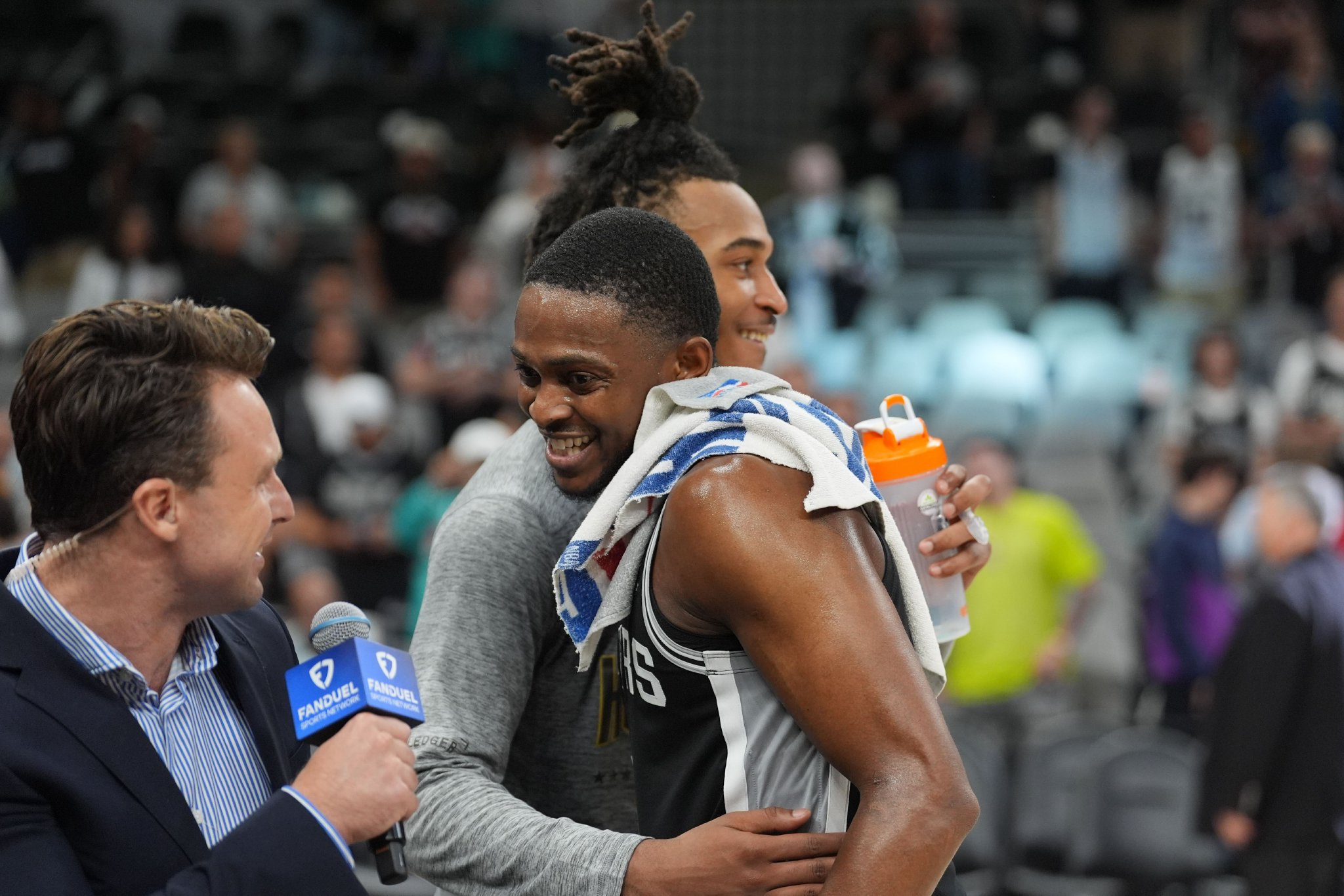 Amick：马刺暂未讨论过交易福克斯 但他的2.3亿合同迟早要解决