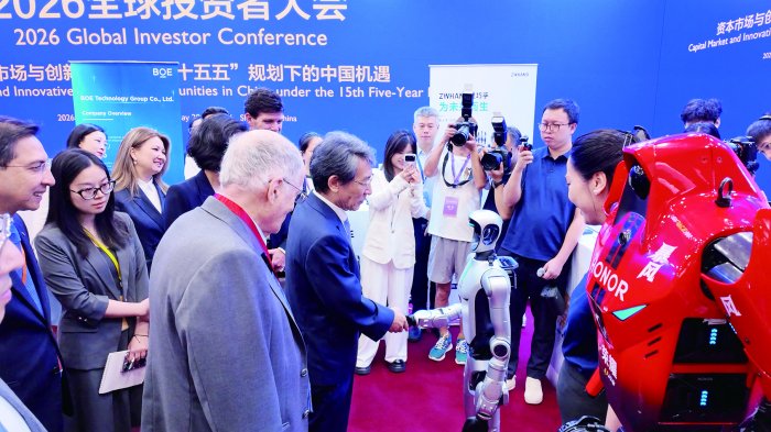 参会嘉宾与荣耀机器人互动。 林铭臻 摄