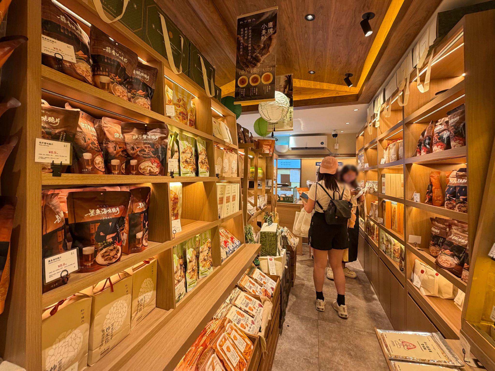 朴下隆九北京王府井店店内陈列 时代财经摄