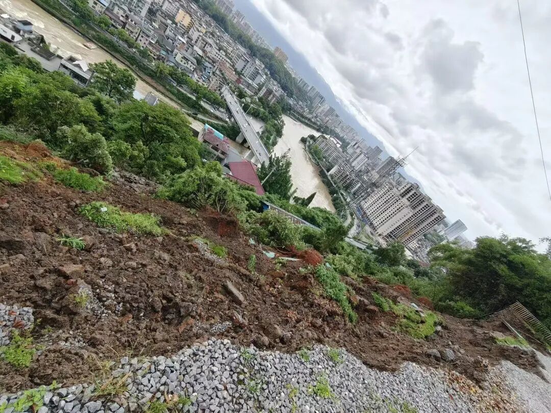 滑坡后的山体