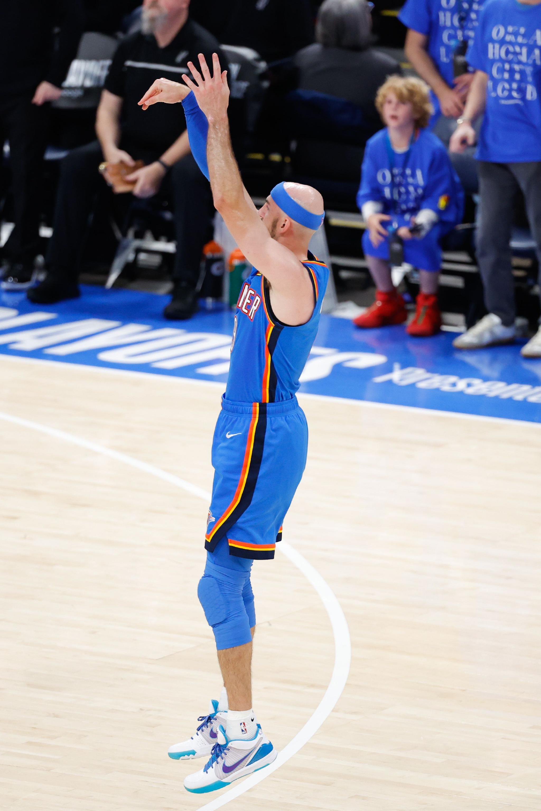 卡鲁索在单轮分区决赛命中20记三分 NBA历史替补球员首人
