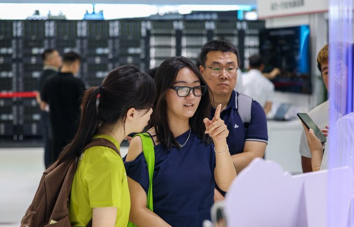 观众在2026世界智能产业博览会上试戴一款AI翻译眼镜。新华社记者孙凡越 摄