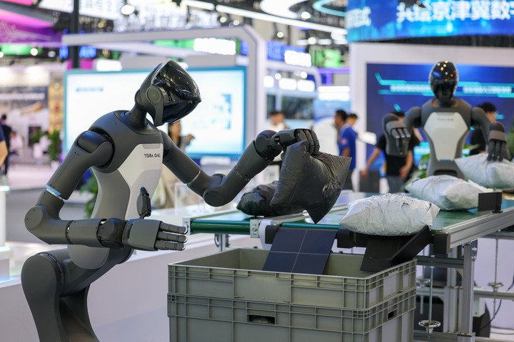 帕西尼感知科技的机器人在2026世界智能产业博览会现场演示物流包裹抓取。新华社记者孙凡越 摄