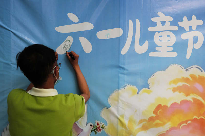 燕达陆道培医院里，一场特殊的六一联欢会