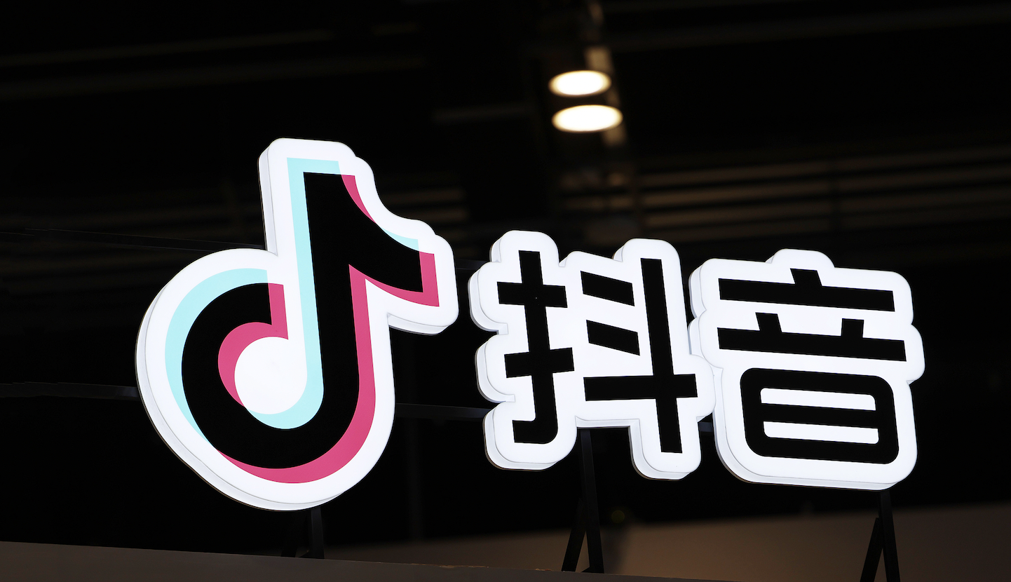 炒作“乱伦梗”进行色情导流并诈骗，抖音封禁违规账号