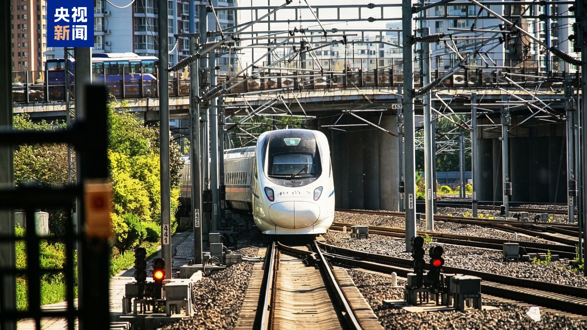 进度条刷新！我国最北高铁哈伊高铁开行首趟动车组测试列车