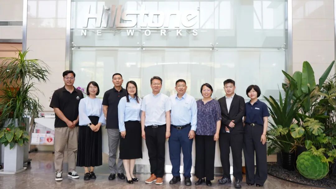 图注：签约仪式参会人员合影留念