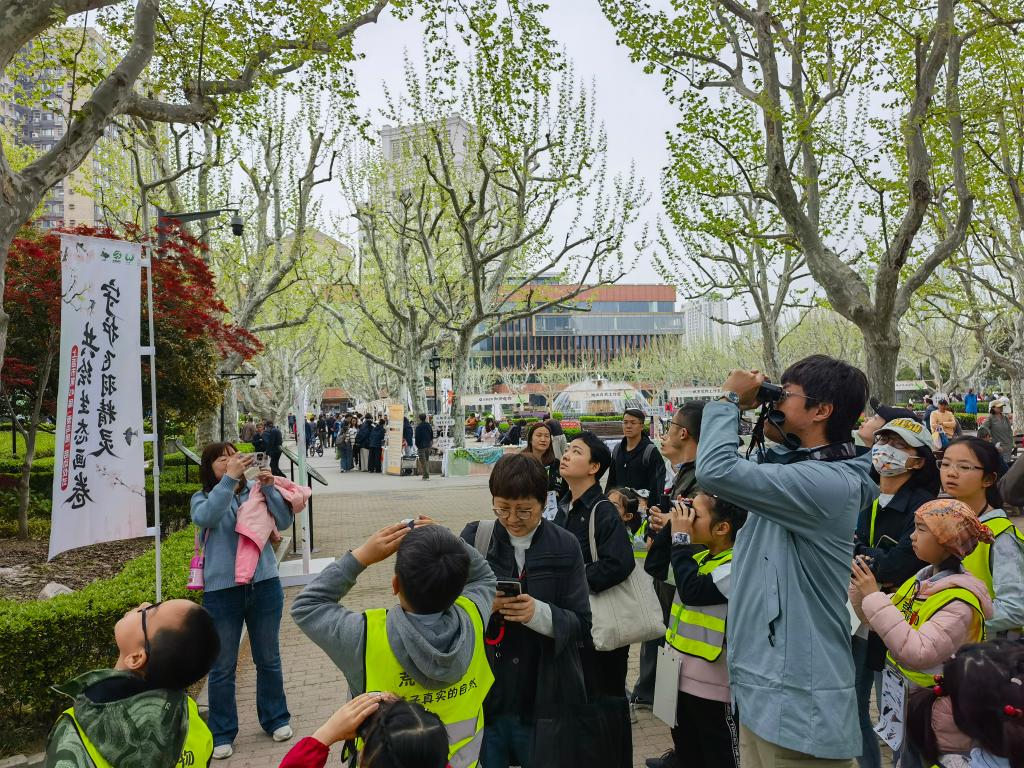 亲子家庭来到复兴公园参加观鸟活动。新华社记者 陈爱平 摄