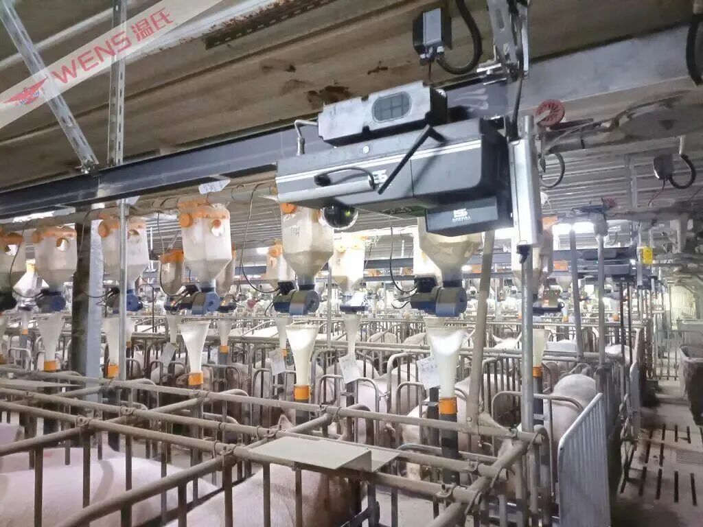 温氏股份布局智慧养殖，投用智能轨道巡检机器人，对猪群开展常态化巡检。