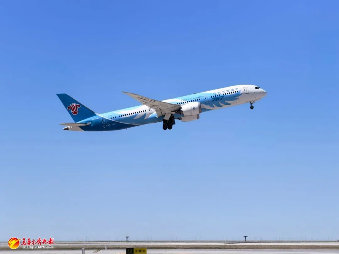 南航B787-9宽体客机从乌