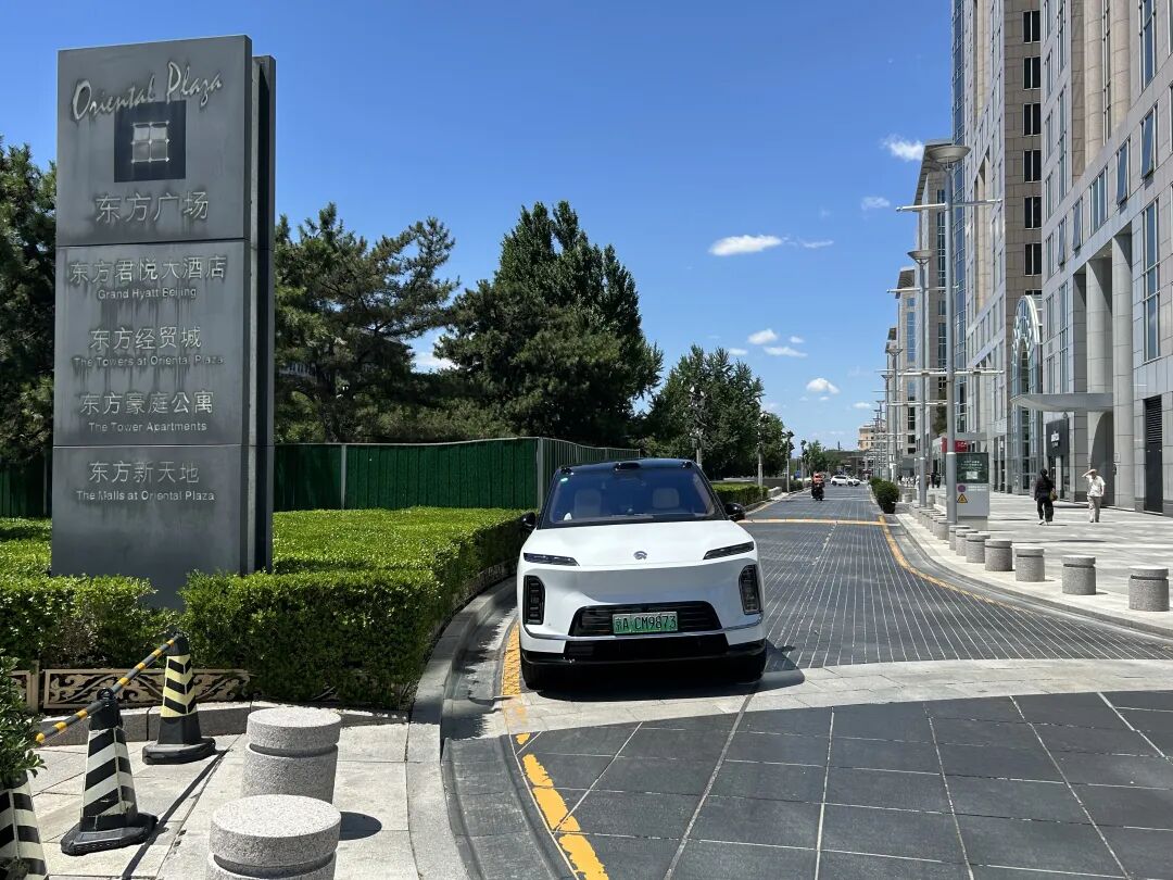 ES9车身高大，注意与周围物体对比