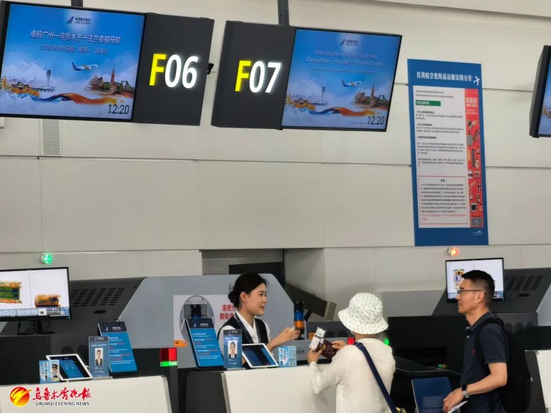 南航工作人员为旅客办理值机手续。