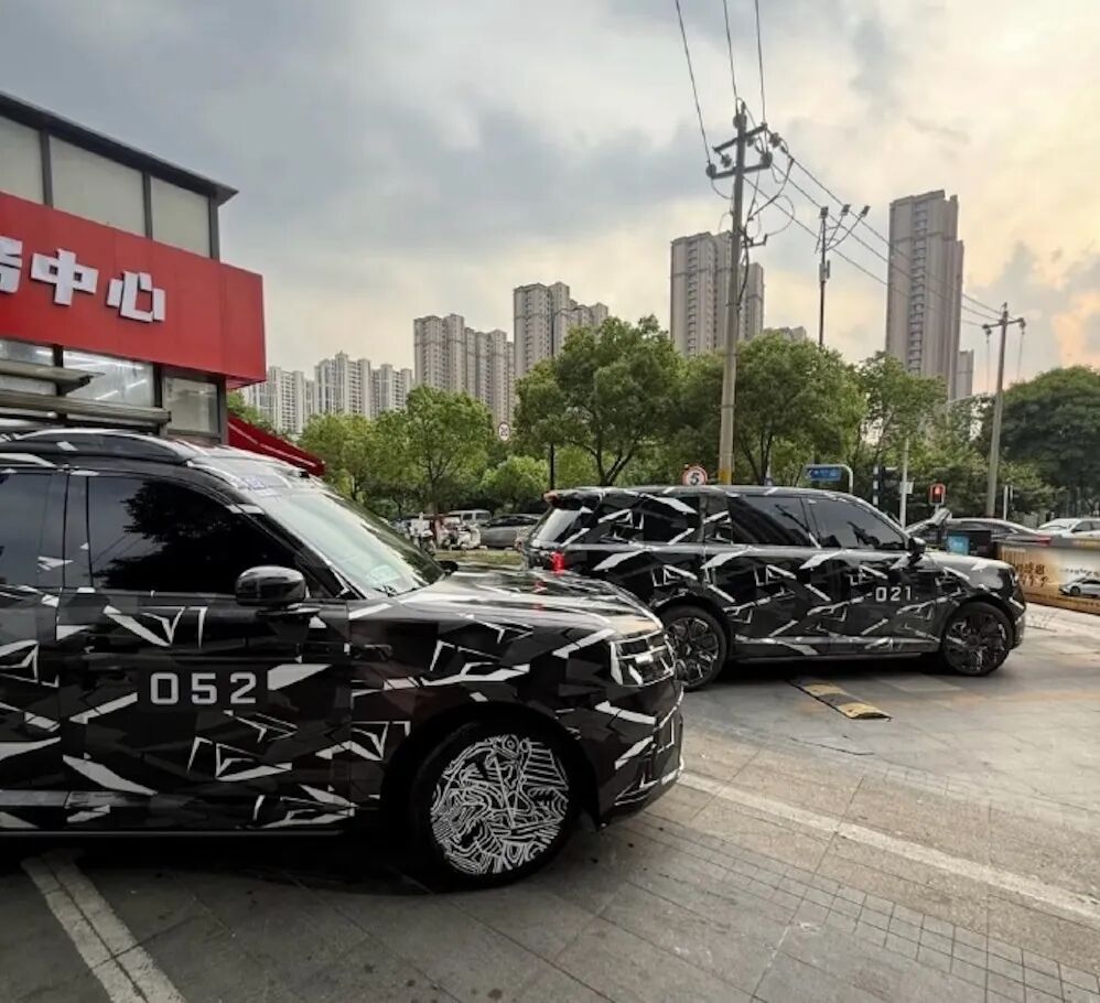 ▲一辆疑似小米增程车7座版和升降顶篷版同框（图源网络）
